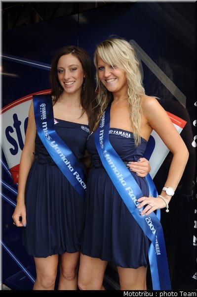 umbrellas_girls_superbike_donington2009_027