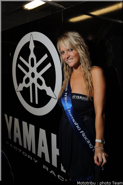 umbrellas_girls_superbike_donington2009_032