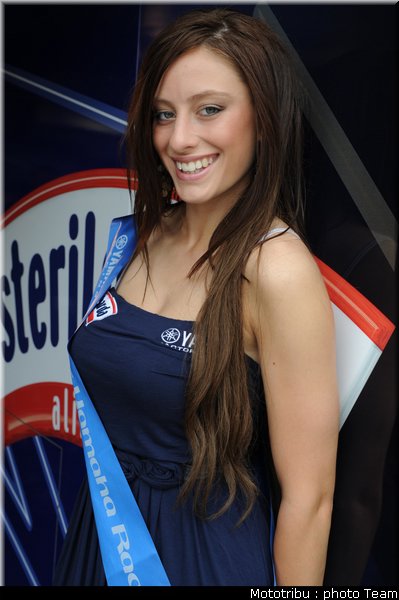 umbrellas_girls_superbike_donington2009_035