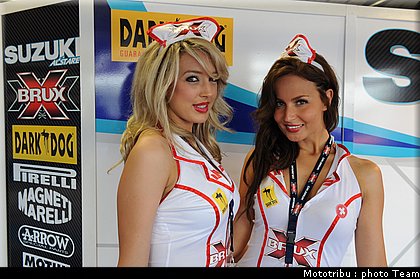 umbrellas_girls_superbike_donington2009_013.jpg