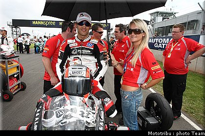 umbrellas_girls_superbike_donington2009_023.jpg