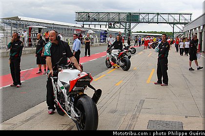 sbk_aprilia_2_angleterre_2010.JPG