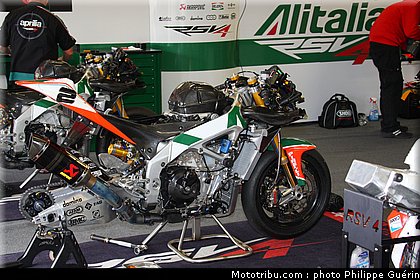 sbk_aprilia_4_angleterre_2010.JPG