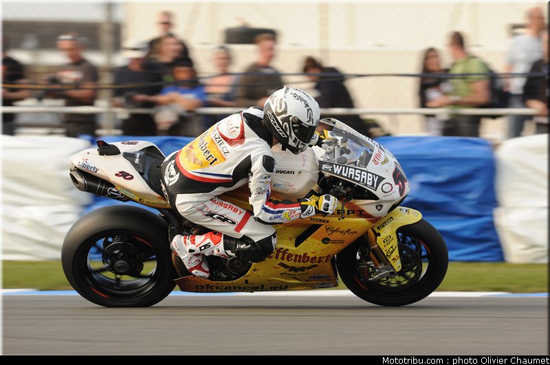 sbk_guintoli_1_angleterre_donington_2011