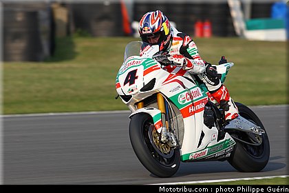 sbk_rea_02_angleterre_donington_2011.jpg