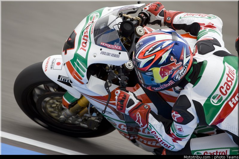 sbk_rea_05_angleterre_donington_2011