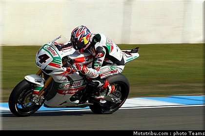 sbk_rea_17_angleterre_donington_2011.jpg