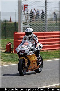 sbk_guintoli_006_angleterre_silverstone_2011.jpg