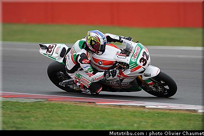 sbk_lai_004_angleterre_silverstone_2011.jpg