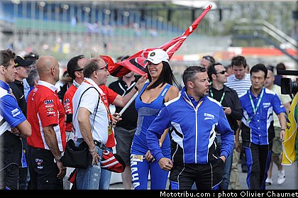 sbk_pitbabe_008_angleterre_silverstone_2011.jpg