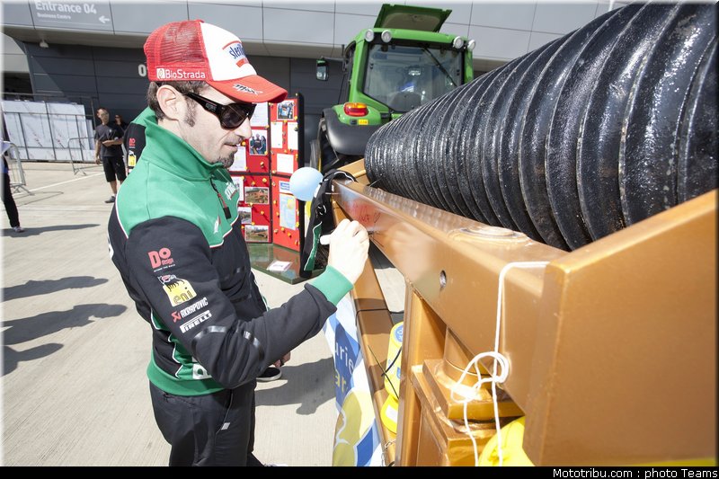 sbk_biaggi_003_angleterre_silverstone_2011