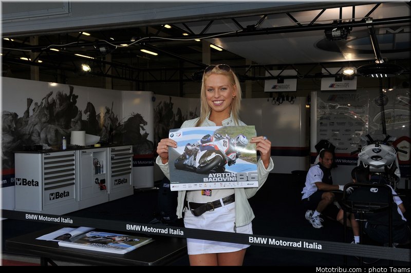 sbk_pitbabe_002_angleterre_silverstone_2011