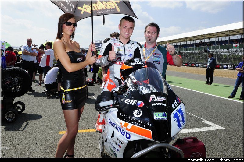 sbk_pitbabe_023_angleterre_silverstone_2011