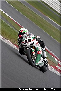 sbk_lowes_a_001_angleterre_silverstone_2011.jpg