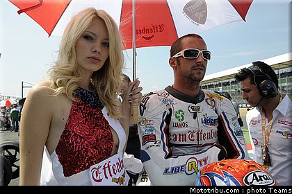 sbk_pitbabe_012_angleterre_silverstone_2011.jpg