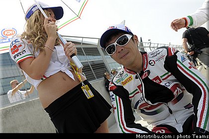 sbk_pitbabe_014_angleterre_silverstone_2011.jpg