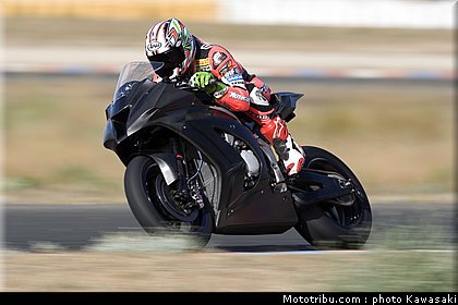 kawasaki_zx10r_team_sbk_2011_fujiwara_07.jpg