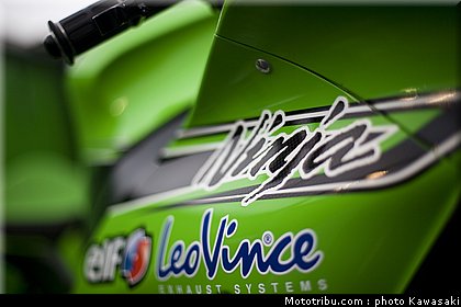 kawasaki_zx10r_team_sbk_2011_nurburgring_2010_10.jpg