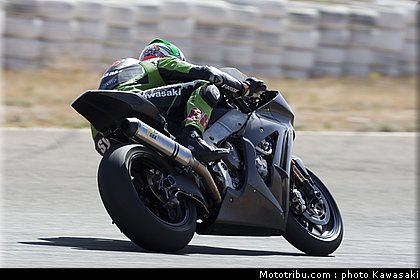 kawasaki_zx10r_team_sbk_2011_sykes_01.jpg