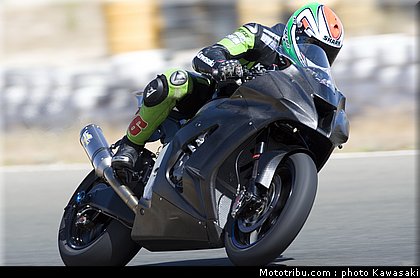 kawasaki_zx10r_team_sbk_2011_sykes_05.jpg
