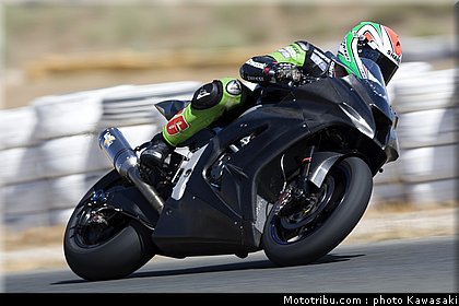 kawasaki_zx10r_team_sbk_2011_sykes_06.jpg