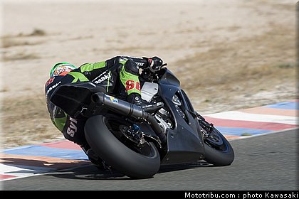 kawasaki_zx10r_team_sbk_2011_sykes_11.jpg