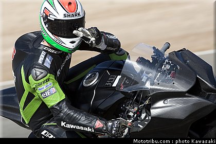 kawasaki_zx10r_team_sbk_2011_sykes_14.jpg