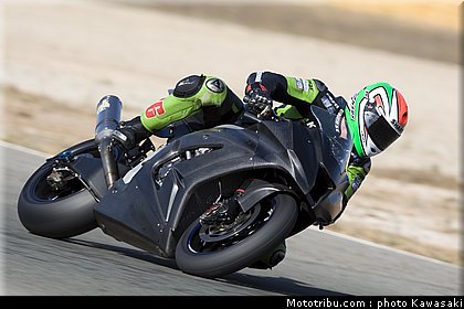 kawasaki_zx10r_team_sbk_2011_sykes_15.jpg