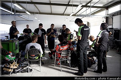 kawasaki_zx10r_team_sbk_2011_team_kawasaki_01.jpg