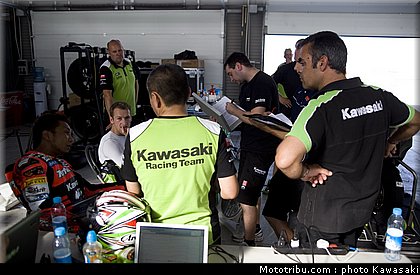 kawasaki_zx10r_team_sbk_2011_team_kawasaki_02.jpg