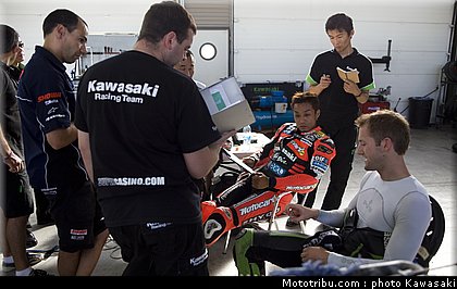 kawasaki_zx10r_team_sbk_2011_team_kawasaki_03.jpg
