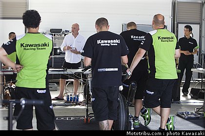 kawasaki_zx10r_team_sbk_2011_team_kawasaki_07.jpg