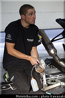 kawasaki_zx10r_team_sbk_2011_team_kawasaki_12.jpg