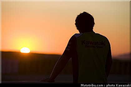 kawasaki_zx10r_team_sbk_2011_team_kawasaki_13.jpg