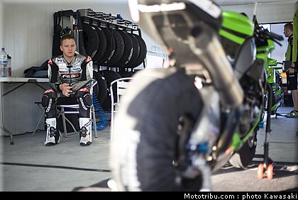 kawasaki_zx10r_team_sbk_2011_team_kawasaki_16.jpg