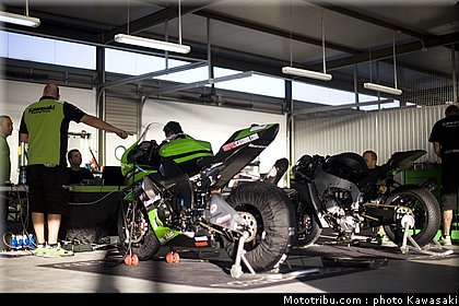 kawasaki_zx10r_team_sbk_2011_team_kawasaki_17.jpg