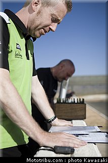 kawasaki_zx10r_team_sbk_2011_team_kawasaki_19.jpg