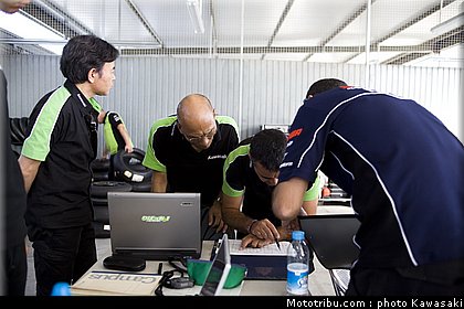 kawasaki_zx10r_team_sbk_2011_team_kawasaki_20.jpg