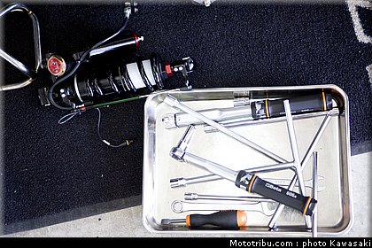 kawasaki_zx10r_team_sbk_2011_team_kawasaki_21.jpg