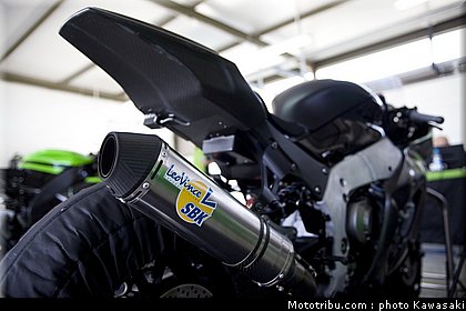 kawasaki_zx10r_team_sbk_2011_team_kawasaki_22.jpg