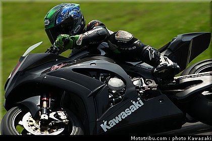 kawasaki_zx10r_team_sbk_2011_test_suzuka_2010_01.jpg