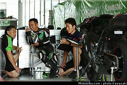 kawasaki_zx10r_team_sbk_2011_test_suzuka_2010_03.jpg