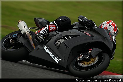 kawasaki_zx10r_team_sbk_2011_test_suzuka_2010_04.jpg