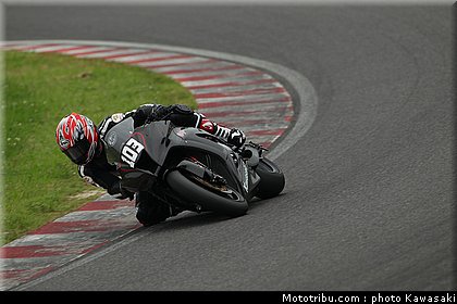 kawasaki_zx10r_team_sbk_2011_test_suzuka_2010_05.jpg