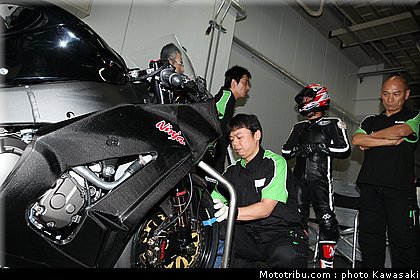 kawasaki_zx10r_team_sbk_2011_test_suzuka_2010_06.jpg