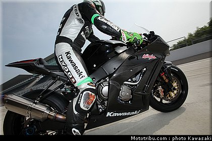 kawasaki_zx10r_team_sbk_2011_test_suzuka_2010_08.jpg
