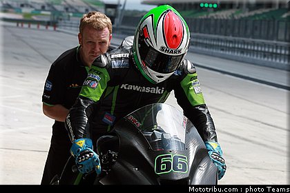 sbk_2011_tests_sykes_15.jpg