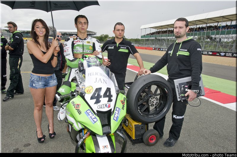 sbk_pitbabe_021angleterre_silverstone_2012