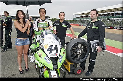 sbk_pitbabe_021angleterre_silverstone_2012.jpg