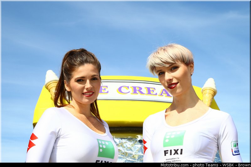 sbk_pit_babe_002_angleterre_donington_park_2013